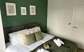 Luxury Oaks Suite, Free Private Parking, 2 Bed 2 Bathroom Apartment, Central Solihull