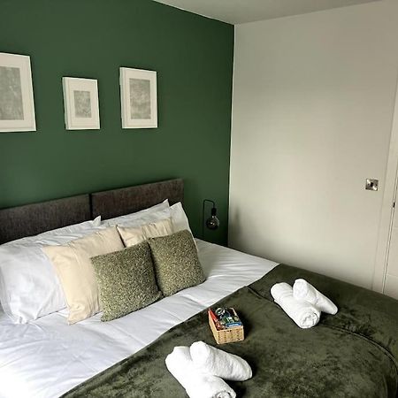 Luxury Oaks Suite, Free Private Parking, 2 Bed 2 Bathroom Apartment, Central Solihull Birmingham Exterior photo