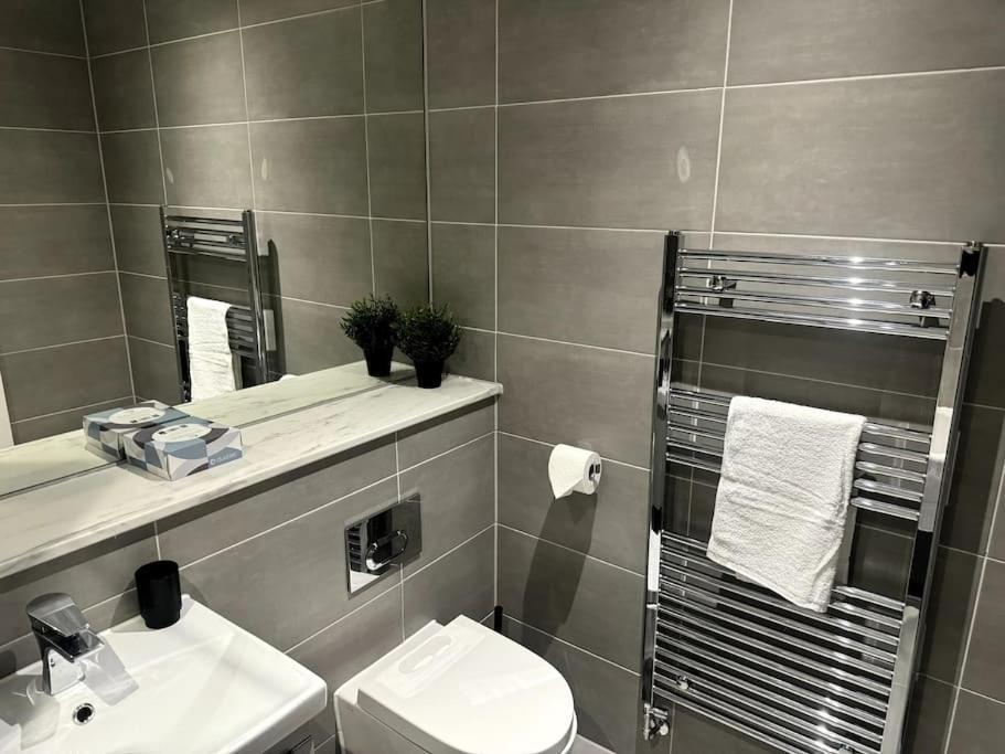 Luxury Oaks Suite, Free Private Parking, 2 Bed 2 Bathroom Apartment, Central Solihull Birmingham Exterior photo
