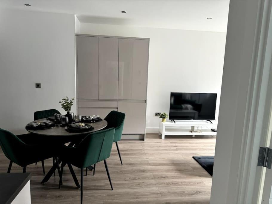 Luxury Oaks Suite, Free Private Parking, 2 Bed 2 Bathroom Apartment, Central Solihull Birmingham Exterior photo