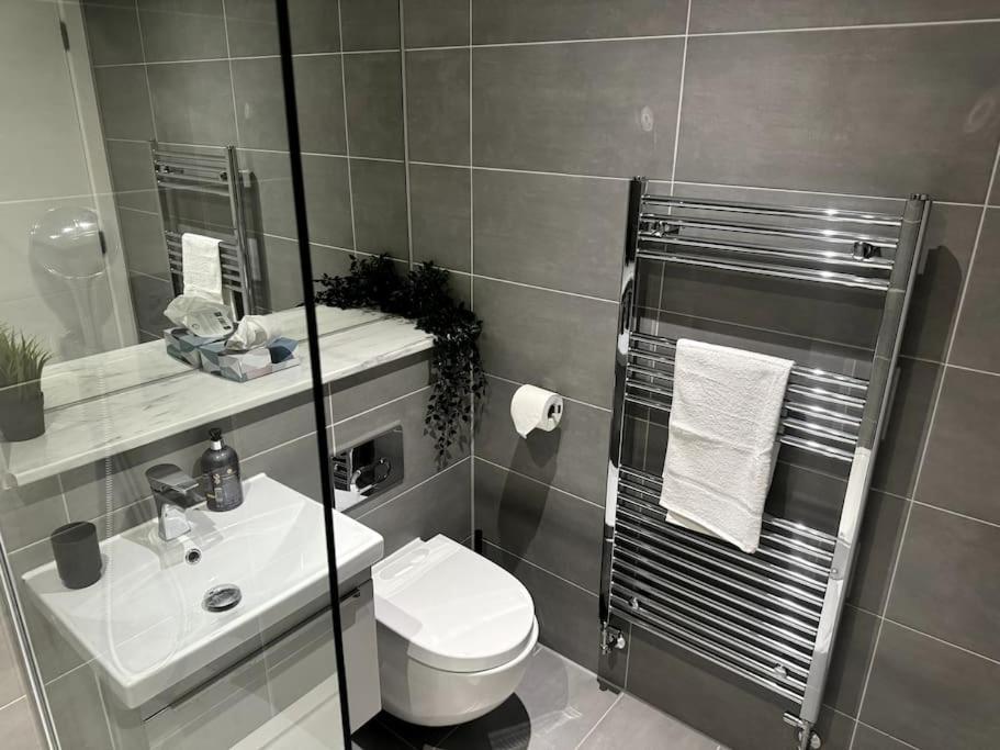 Luxury Oaks Suite, Free Private Parking, 2 Bed 2 Bathroom Apartment, Central Solihull Birmingham Exterior photo