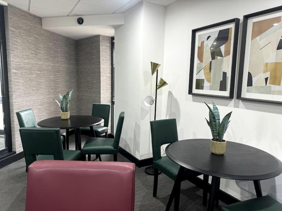 Luxury Oaks Suite, Free Private Parking, 2 Bed 2 Bathroom Apartment, Central Solihull Birmingham Exterior photo