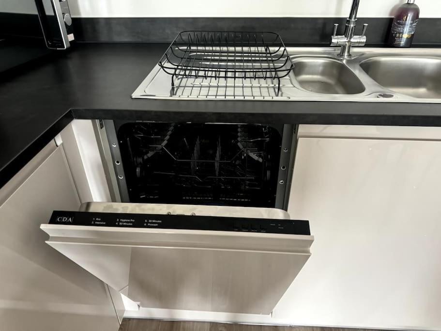 Luxury Oaks Suite, Free Private Parking, 2 Bed 2 Bathroom Apartment, Central Solihull Birmingham Exterior photo