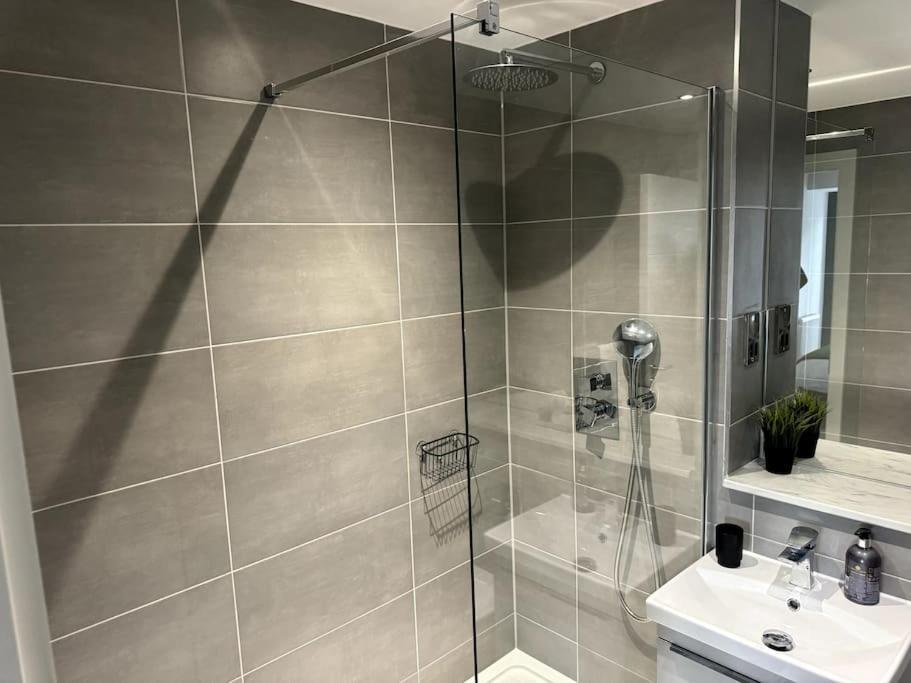 Luxury Oaks Suite, Free Private Parking, 2 Bed 2 Bathroom Apartment, Central Solihull Birmingham Exterior photo