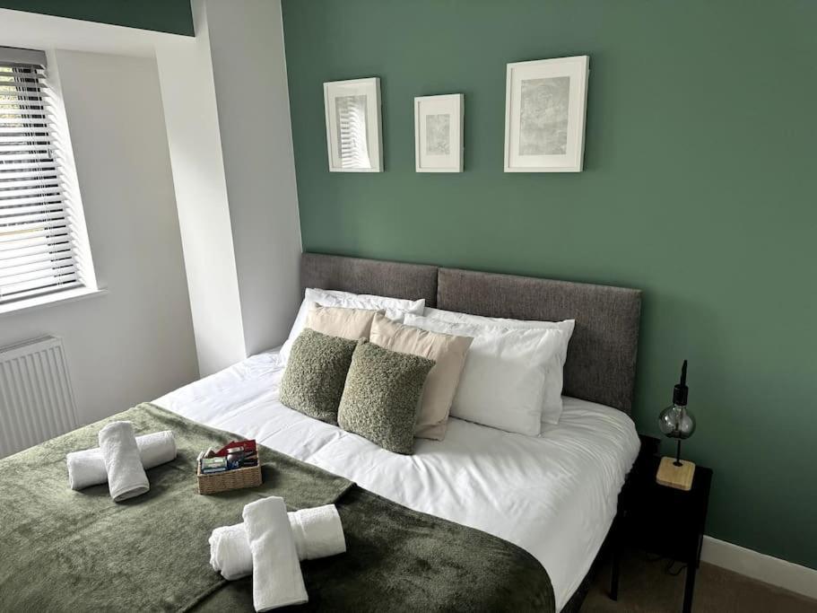 Luxury Oaks Suite, Free Private Parking, 2 Bed 2 Bathroom Apartment, Central Solihull Birmingham Exterior photo