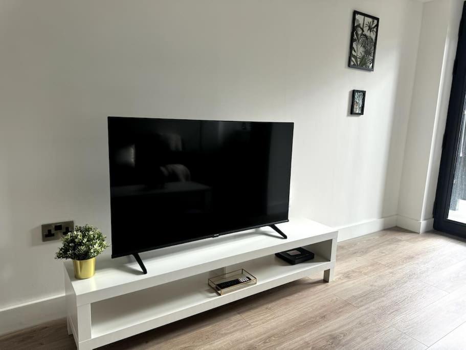 Luxury Oaks Suite, Free Private Parking, 2 Bed 2 Bathroom Apartment, Central Solihull Birmingham Exterior photo