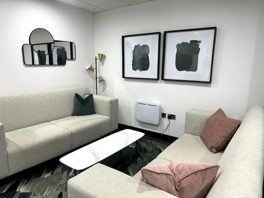 Luxury Oaks Suite, Free Private Parking, 2 Bed 2 Bathroom Apartment, Central Solihull Birmingham Exterior photo