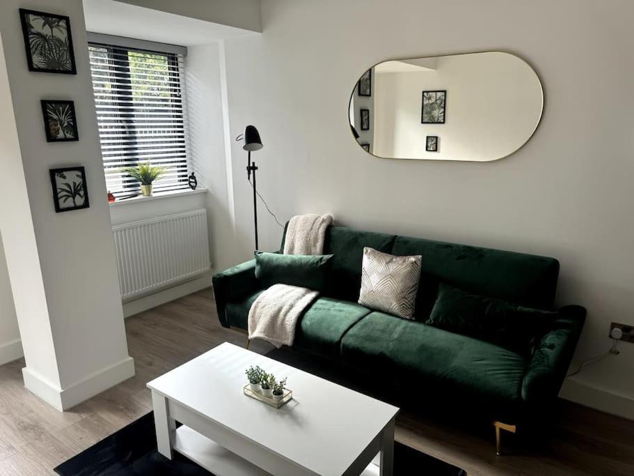 Luxury Oaks Suite, Free Private Parking, 2 Bed 2 Bathroom Apartment, Central Solihull Birmingham Exterior photo